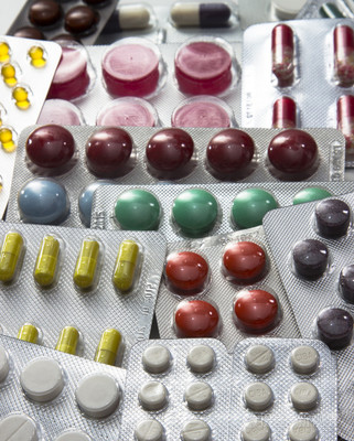 片劑、膠囊和維生素在水泡背景下的栓劑對比與解析